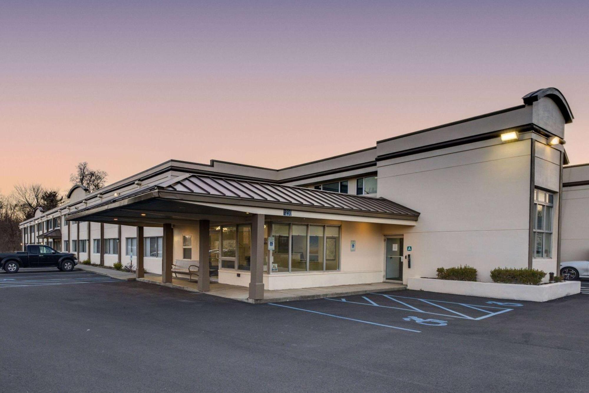 Days Inn By Wyndham Albany Suny Экстерьер фото